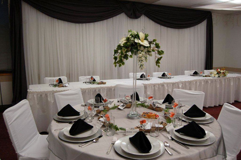 Elegant black-and-white head table setup