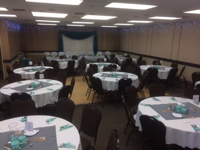 Wedding reception with teal décor and round tables